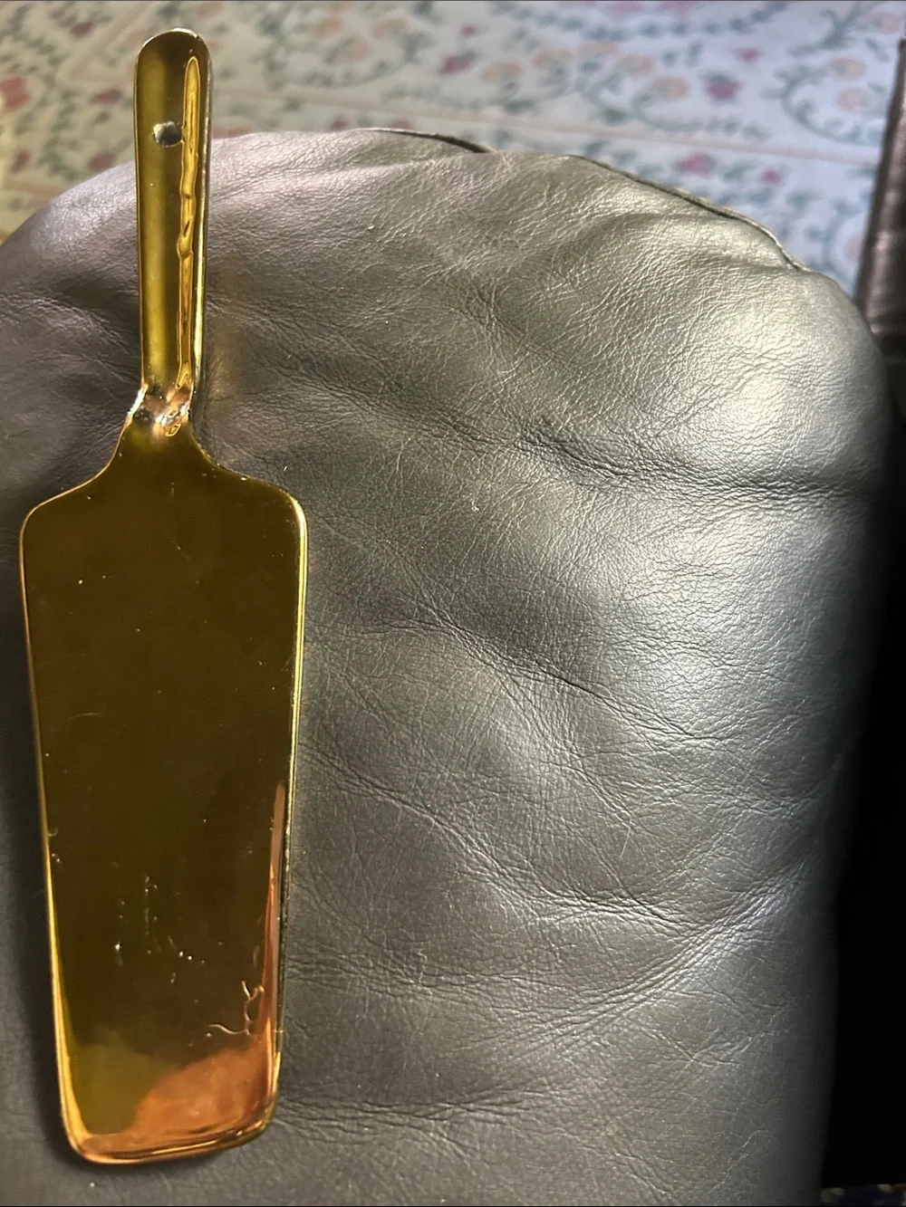 Gold and White Patterned Cake Server - Elegant Kitchen Tool